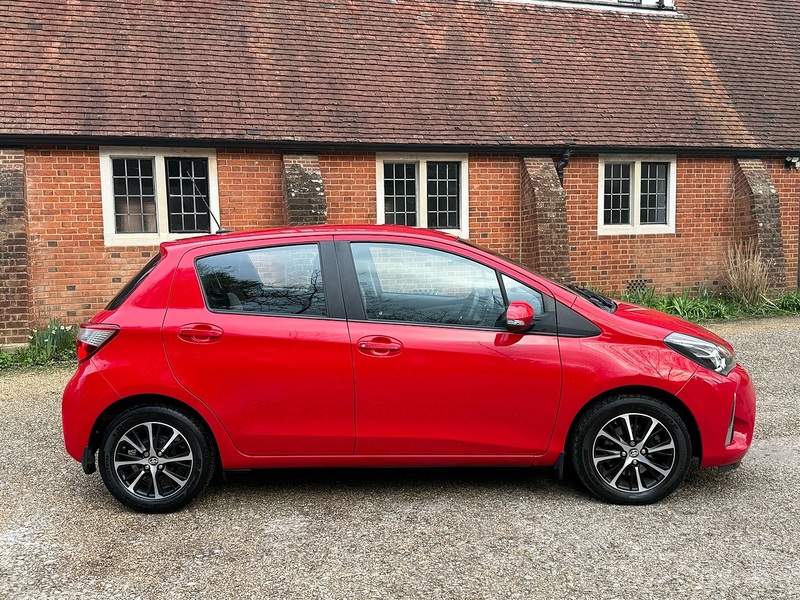 Toyota Yaris 1.5 VVT-i Icon Tech Hatchback 5dr Petrol Manual Euro 6 (111 ps) - U10003915