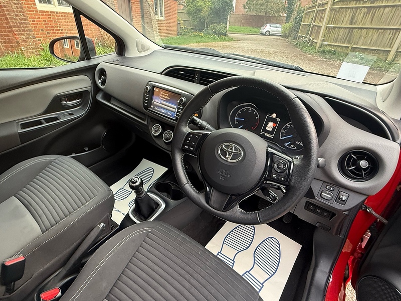 Toyota Yaris 1.5 VVT-i Icon Tech Hatchback 5dr Petrol Manual Euro 6 (111 ps) - U10003915