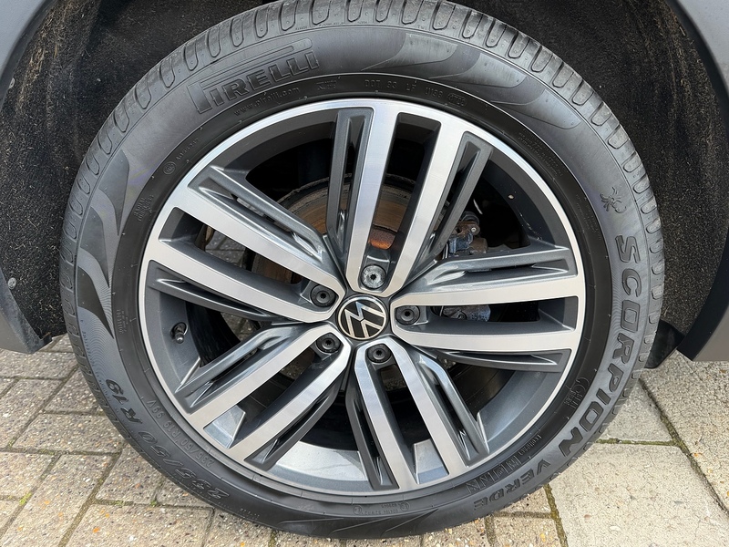 Volkswagen Tiguan Tiguan Elegance SUV 1 Automatic Petrol - U10004033