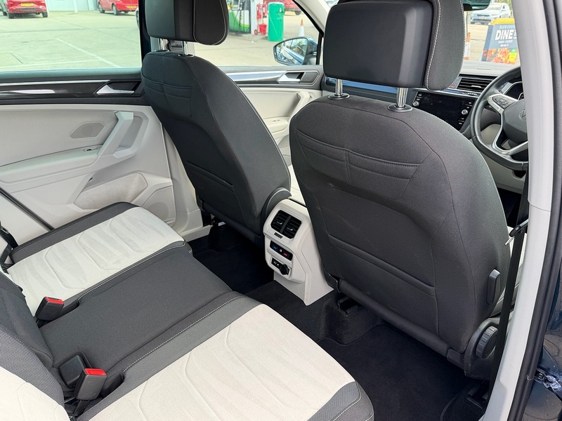 Volkswagen Tiguan Tiguan Elegance SUV 1 Automatic Petrol - U10004033