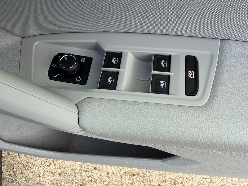 Volkswagen Tiguan Tiguan Elegance SUV 1 Automatic Petrol - U10004033