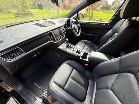 Porsche Macan 2.0T SUV 5dr Petrol PDK 4WD Euro 6 (s/s) (252 ps) - U10004057