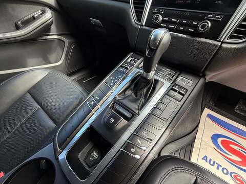 Porsche Macan 2.0T SUV 5dr Petrol PDK 4WD Euro 6 (s/s) (252 ps) - U10004057
