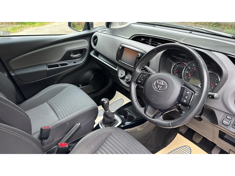 Toyota Yaris Yaris Design Hatchback 1 Manual Petrol - U10004067