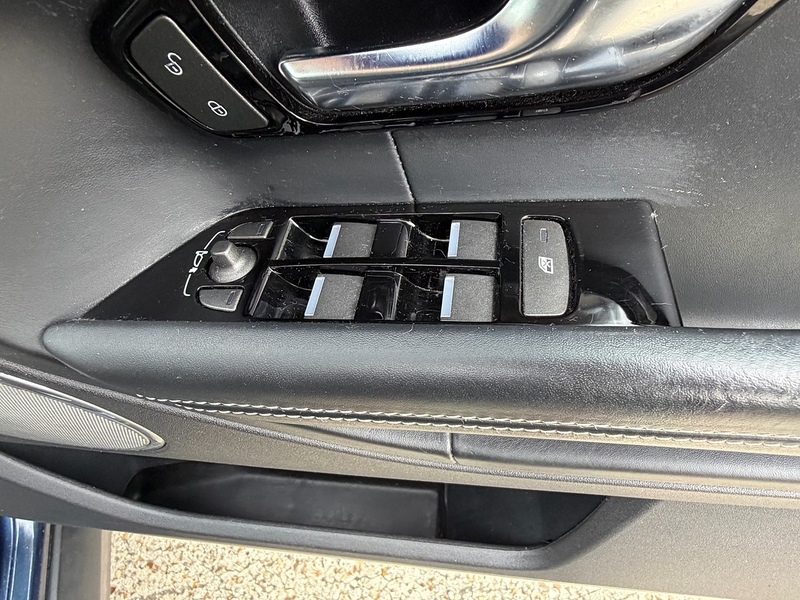 Land Rover Range Rover Evoque 2.2 SD4 Prestige SUV 5dr Diesel Auto 4WD Euro 5 (s/s) (190 ps) - U10004084