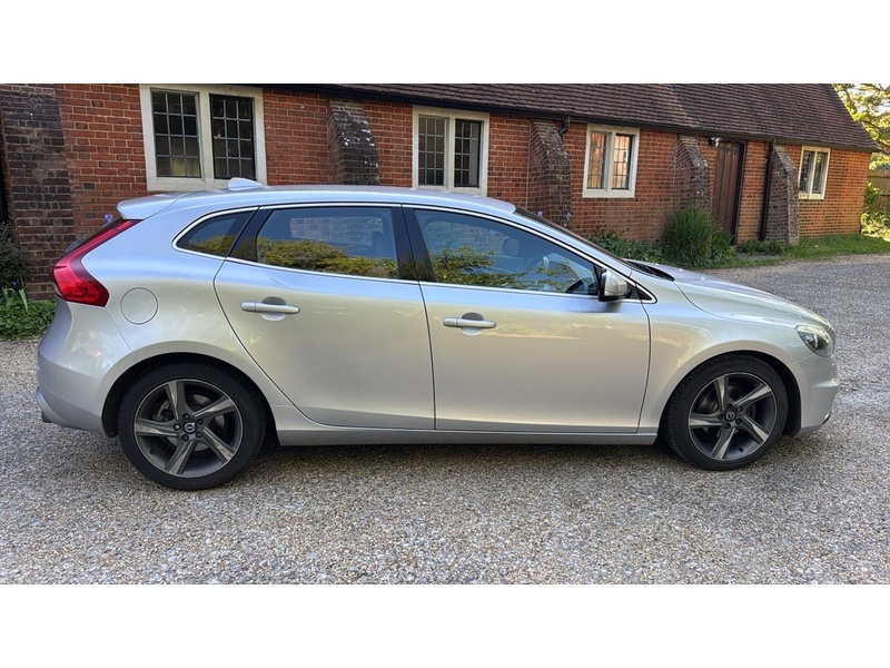 Volvo V40 1.6 D2 R-Design Nav Hatchback 5dr Diesel Manual Euro 5 (s/s) (115 ps) - U10004086