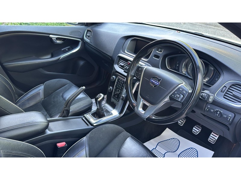 Volvo V40 1.6 D2 R-Design Nav Hatchback 5dr Diesel Manual Euro 5 (s/s) (115 ps) - U10004086