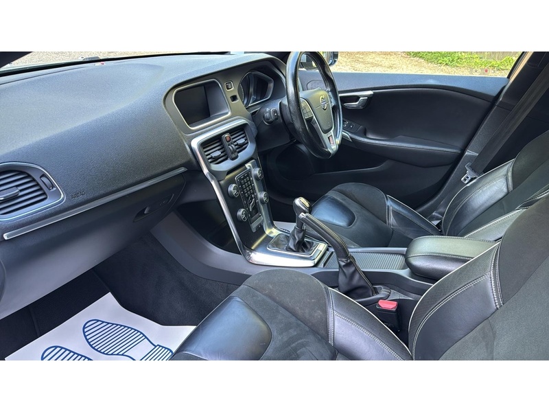 Volvo V40 1.6 D2 R-Design Nav Hatchback 5dr Diesel Manual Euro 5 (s/s) (115 ps) - U10004086
