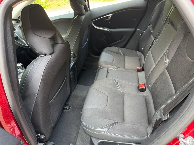 Volvo V40 2.0 D2 Momentum Nav Plus Hatchback 5dr Diesel Manual Euro 6 (s/s) (120 ps) - U10004097