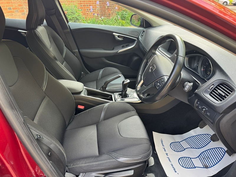 Volvo V40 2.0 D2 Momentum Nav Plus Hatchback 5dr Diesel Manual Euro 6 (s/s) (120 ps) - U10004097
