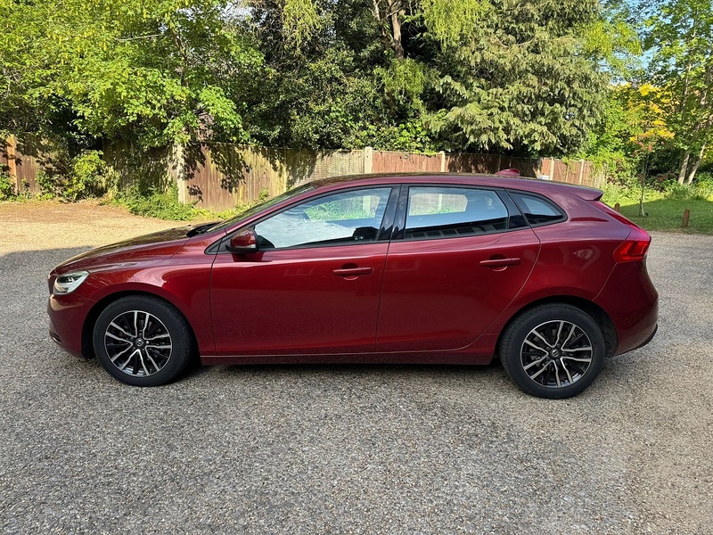 Volvo V40 2.0 D2 Momentum Nav Plus Hatchback 5dr Diesel Manual Euro 6 (s/s) (120 ps) - U10004097