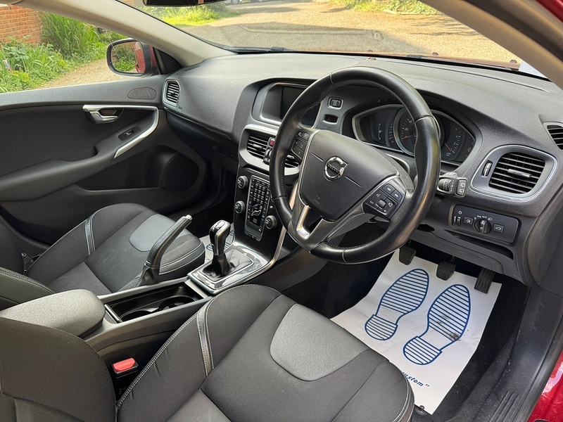 Volvo V40 2.0 D2 Momentum Nav Plus Hatchback 5dr Diesel Manual Euro 6 (s/s) (120 ps) - U10004097