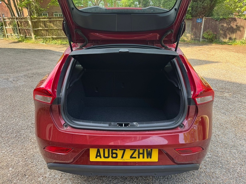 Volvo V40 2.0 D2 Momentum Nav Plus Hatchback 5dr Diesel Manual Euro 6 (s/s) (120 ps) - U10004097