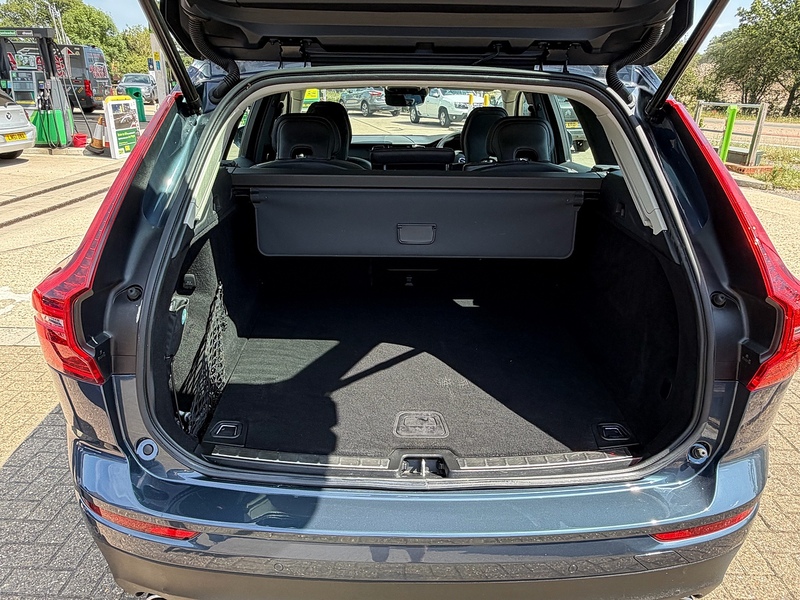 Volvo XC60 2.0 B4 MHEV Momentum SUV 5dr Diesel Hybrid Auto AWD Euro 6 (s/s) (197 ps) - U10004199