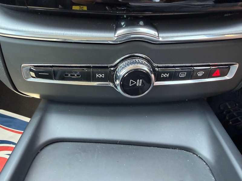 Volvo XC60 2.0 B4 MHEV Momentum SUV 5dr Diesel Hybrid Auto AWD Euro 6 (s/s) (197 ps) - U10004199