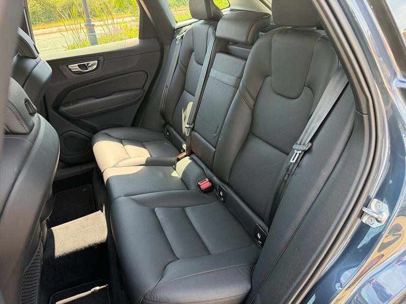 Volvo XC60 2.0 B4 MHEV Momentum SUV 5dr Diesel Hybrid Auto AWD Euro 6 (s/s) (197 ps) - U10004199
