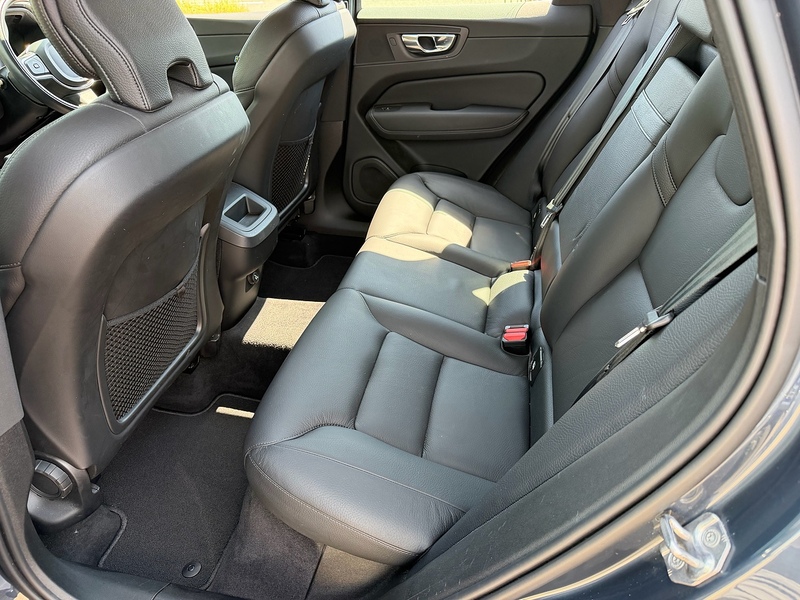 Volvo XC60 2.0 B4 MHEV Momentum SUV 5dr Diesel Hybrid Auto AWD Euro 6 (s/s) (197 ps) - U10004199