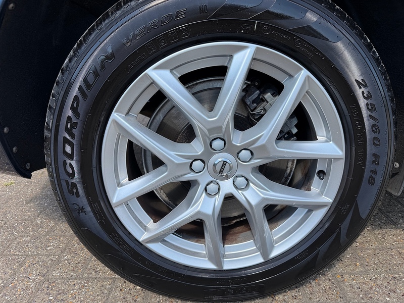 Volvo XC60 2.0 B4 MHEV Momentum SUV 5dr Diesel Hybrid Auto AWD Euro 6 (s/s) (197 ps) - U10004199