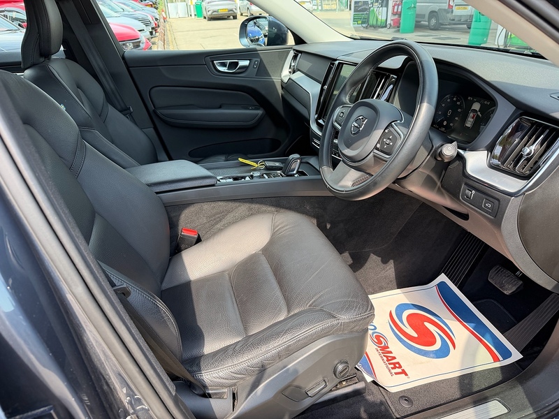 Volvo XC60 2.0 B4 MHEV Momentum SUV 5dr Diesel Hybrid Auto AWD Euro 6 (s/s) (197 ps) - U10004199