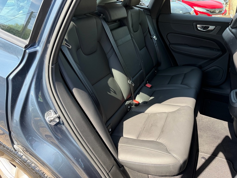 Volvo XC60 2.0 B4 MHEV Momentum SUV 5dr Diesel Hybrid Auto AWD Euro 6 (s/s) (197 ps) - U10004199