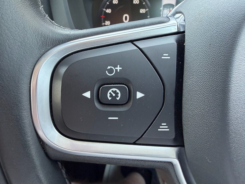 Volvo XC60 2.0 B4 MHEV Momentum SUV 5dr Diesel Hybrid Auto AWD Euro 6 (s/s) (197 ps) - U10004199