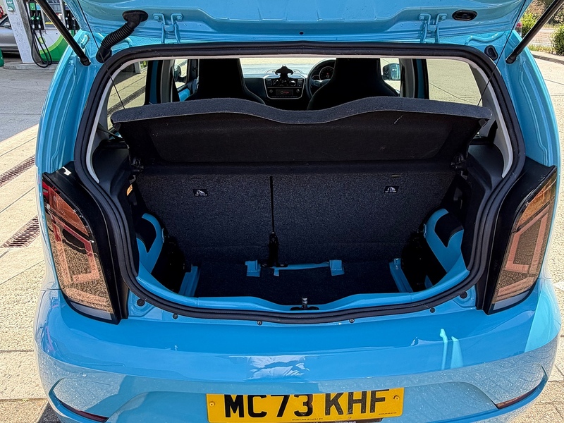 Volkswagen up! 1.0 Black Edition Hatchback 5dr Petrol Manual Euro 6 (s/s) (65 ps) - U10004235