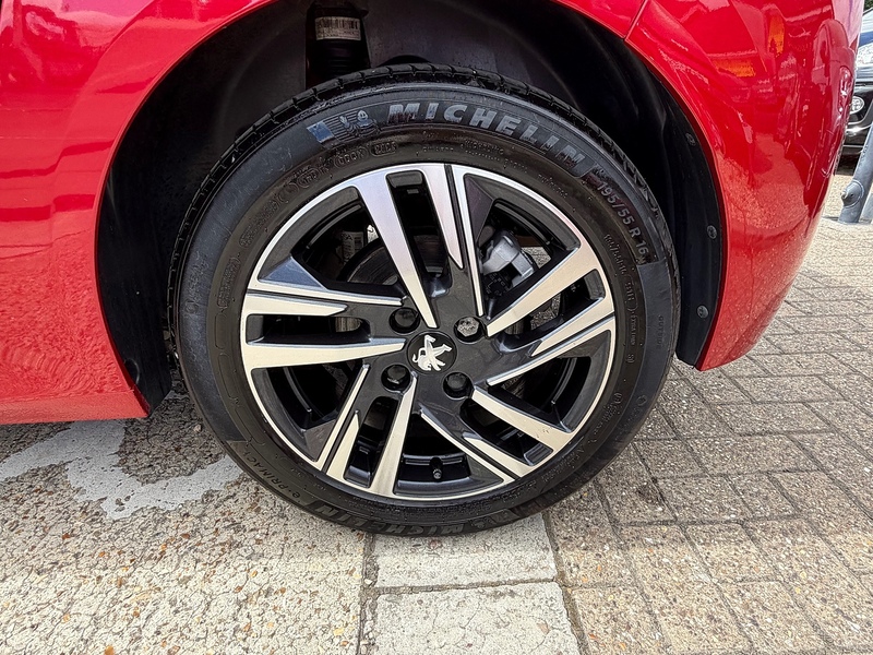 Peugeot 208 1.2 PureTech Allure Premium + Hatchback 5dr Petrol Manual Euro 6 (s/s) (100 ps) - U10004242