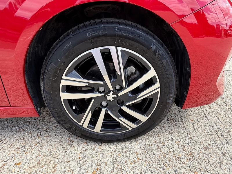 Peugeot 208 1.2 PureTech Allure Premium + Hatchback 5dr Petrol Manual Euro 6 (s/s) (100 ps) - U10004242