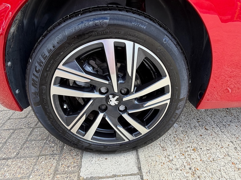 Peugeot 208 1.2 PureTech Allure Premium + Hatchback 5dr Petrol Manual Euro 6 (s/s) (100 ps) - U10004242