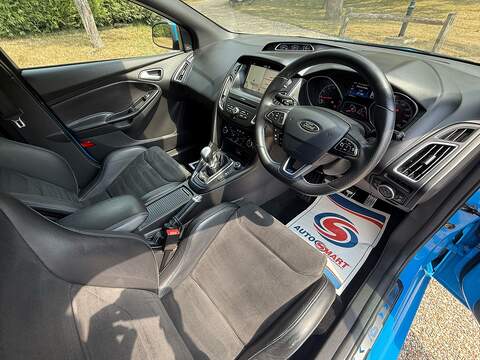 Ford Focus 2.3T EcoBoost RS Hatchback 5dr Petrol Manual AWD Euro 6 (s/s) (350 ps) - U10004281