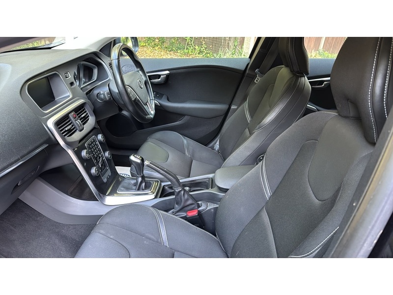 Volvo V40 2.0 D2 Momentum Nav Plus Hatchback 5dr Diesel Manual Euro 6 (s/s) (120 ps) - U10004282
