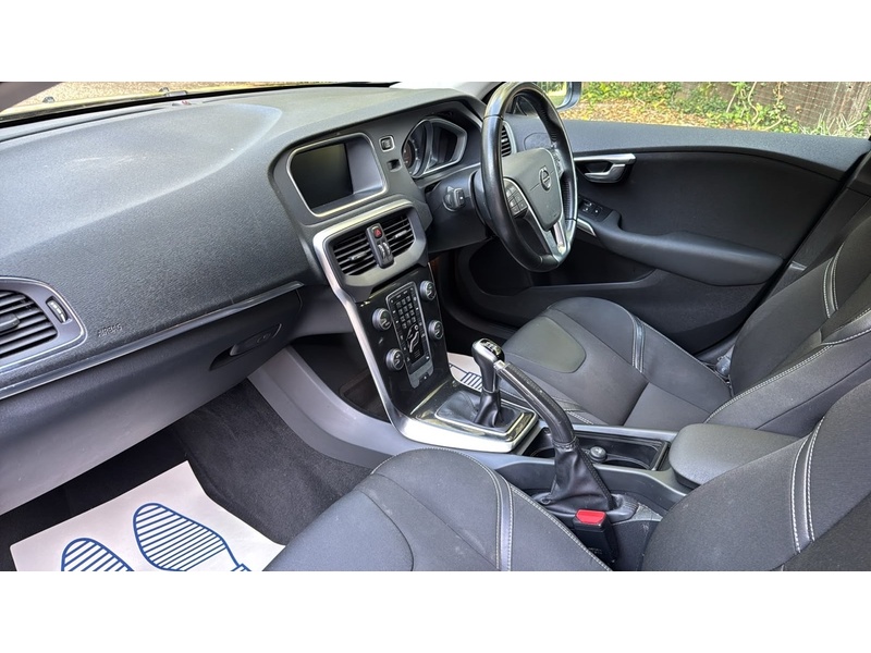 Volvo V40 2.0 D2 Momentum Nav Plus Hatchback 5dr Diesel Manual Euro 6 (s/s) (120 ps) - U10004282