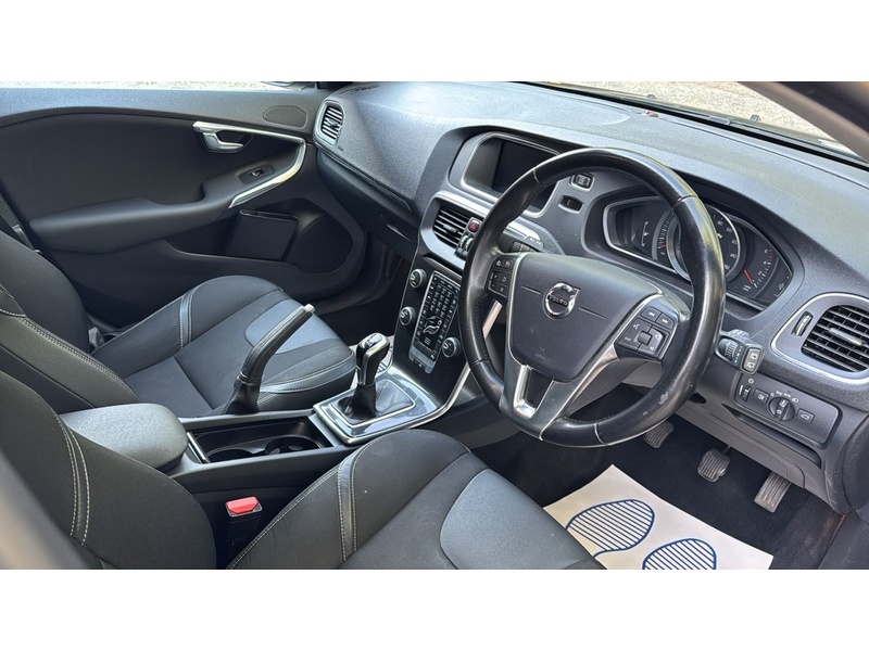 Volvo V40 2.0 D2 Momentum Nav Plus Hatchback 5dr Diesel Manual Euro 6 (s/s) (120 ps) - U10004282