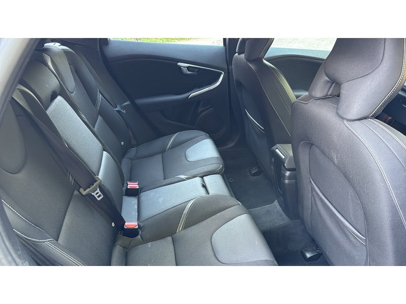 Volvo V40 2.0 D2 Momentum Nav Plus Hatchback 5dr Diesel Manual Euro 6 (s/s) (120 ps) - U10004282
