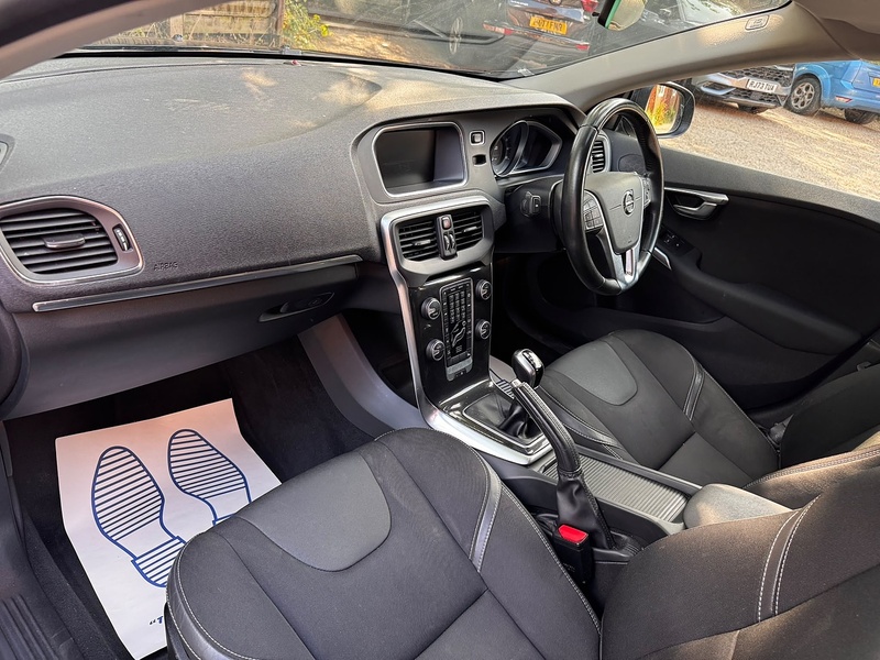 Volvo V40 2.0 D2 Momentum Nav Plus Hatchback 5dr Diesel Manual Euro 6 (s/s) (120 ps) - U10004282