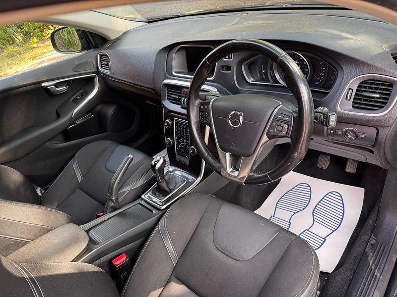 Volvo V40 2.0 D2 Momentum Nav Plus Hatchback 5dr Diesel Manual Euro 6 (s/s) (120 ps) - U10004282