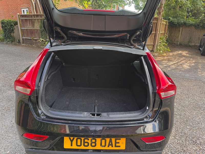 Volvo V40 2.0 D2 Momentum Nav Plus Hatchback 5dr Diesel Manual Euro 6 (s/s) (120 ps) - U10004282