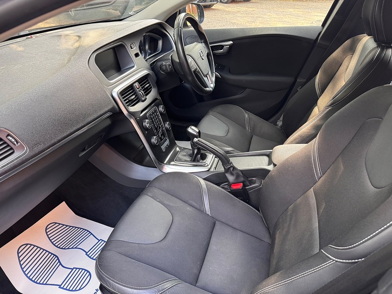 Volvo V40 2.0 D2 Momentum Nav Plus Hatchback 5dr Diesel Manual Euro 6 (s/s) (120 ps) - U10004282