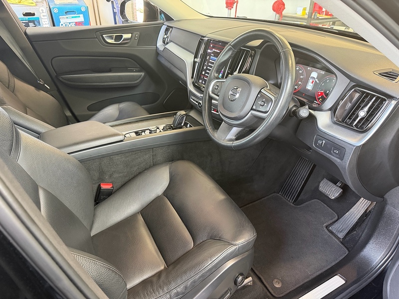 Volvo XC60 B5 MHEV Momentum SUV 2.0 Automatic Petrol Hybrid - U10004291