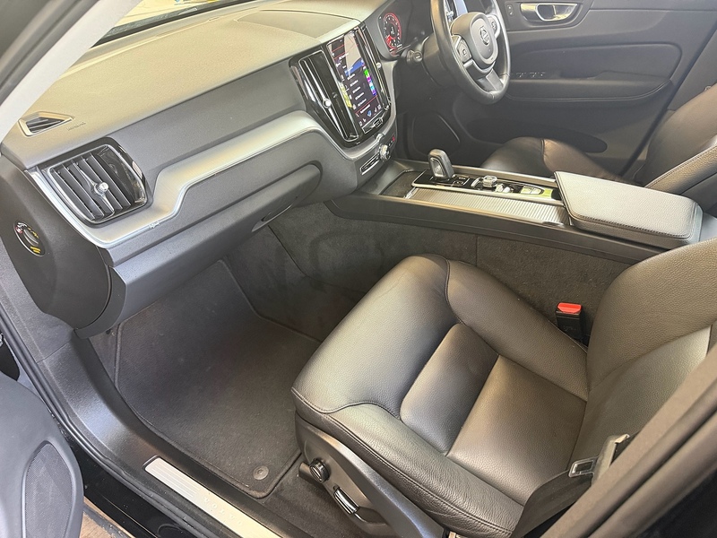 Volvo XC60 B5 MHEV Momentum SUV 2.0 Automatic Petrol Hybrid - U10004291