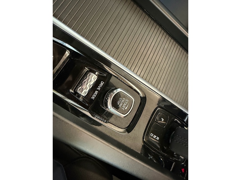 Volvo XC60 B5 MHEV Momentum SUV 2.0 Automatic Petrol Hybrid - U10004291