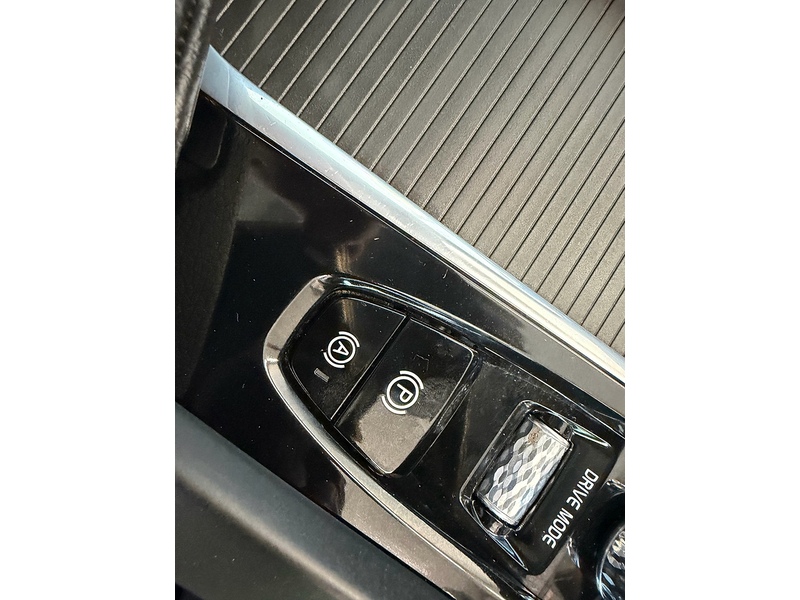 Volvo XC60 B5 MHEV Momentum SUV 2.0 Automatic Petrol Hybrid - U10004291
