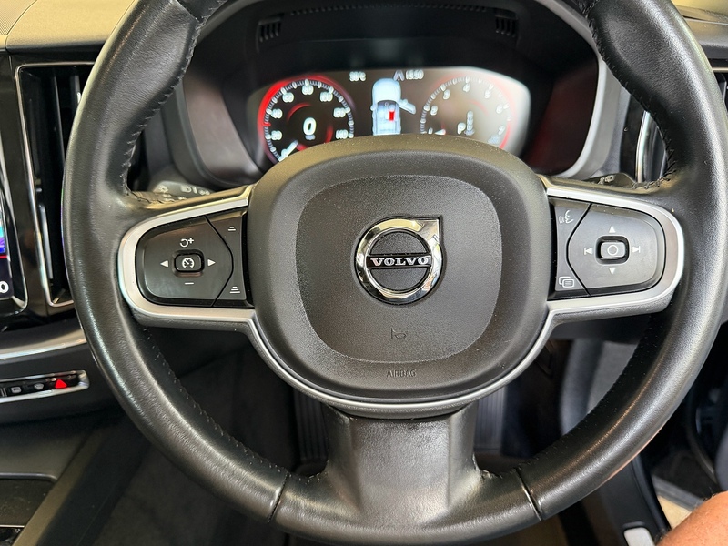 Volvo XC60 B5 MHEV Momentum SUV 2.0 Automatic Petrol Hybrid - U10004291