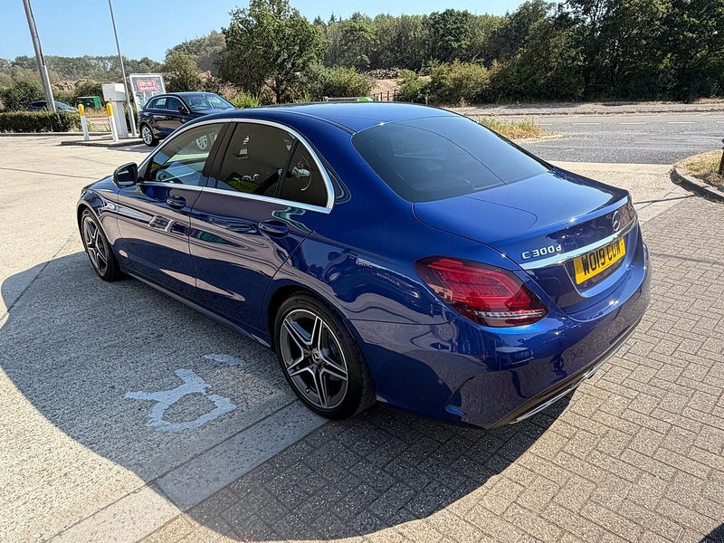 Mercedes-Benz C Class 2.0 C300d AMG Line (Premium) Saloon 4dr Diesel G-Tronic+ Euro 6 (s/s) (245 ps) - U10004326