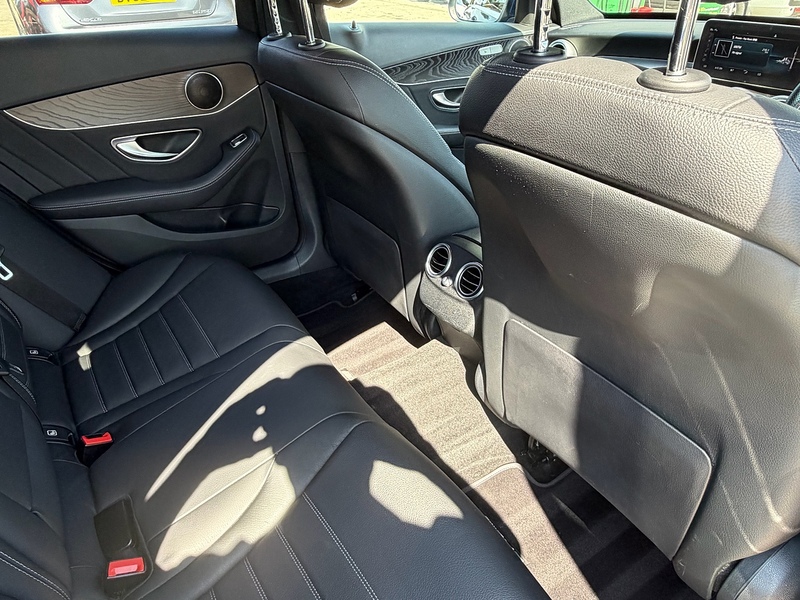 Mercedes-Benz C Class 2.0 C300d AMG Line (Premium) Saloon 4dr Diesel G-Tronic+ Euro 6 (s/s) (245 ps) - U10004326