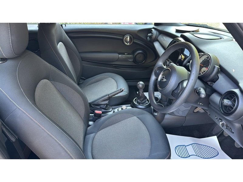 MINI Convertible 1.5 Cooper Convertible 2dr Petrol Manual Euro 6 (s/s) (136 ps) - U10004348