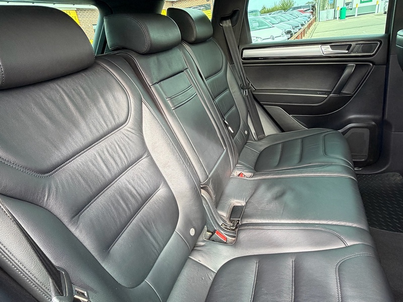 Volkswagen Touareg TDI V6 BlueMotion Tech R-Line SUV 3.0 Automatic Diesel - U10004400