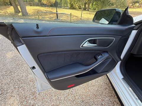 Mercedes-Benz CLA CLA45 AMG Saloon 2.0 Automatic Petrol - U10004403
