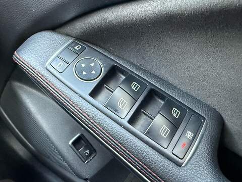 Mercedes-Benz CLA CLA45 AMG Saloon 2.0 Automatic Petrol - U10004403