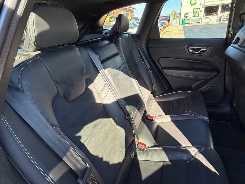 Volvo XC60 T5 R-Design Pro - U10004568